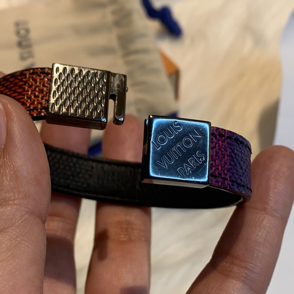 SOLD! ๐๐โค๏ธโค๏ธ๐Louis Vuitton Pull-it Damier Reversible Bracelet - Picture 9 of 17
